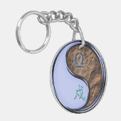 Weegschaal & Aarde Hond Sleutelhanger (Voorkant Links)