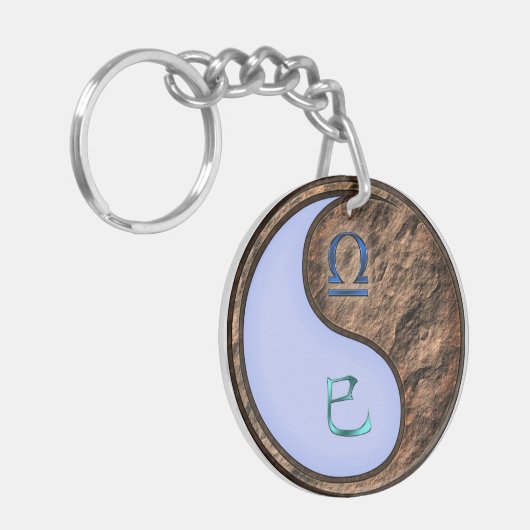 Weegschaal & Aarde Slang Sleutelhanger (Voorkant Links)