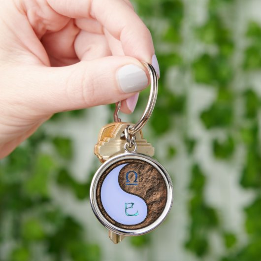 Weegschaal & Aarde Slang Sleutelhanger (Hand)