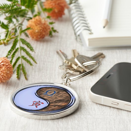 Weegschaal & Aarde Tijger Sleutelhanger (Zijkant)