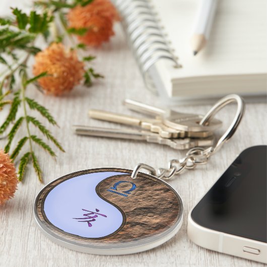 Weegschaal en Earth Boar Sleutelhanger (Voorkant Rechts)