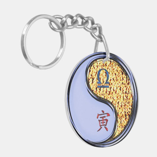 Weegschaal en Fire Tiger Sleutelhanger (Voorkant Links)