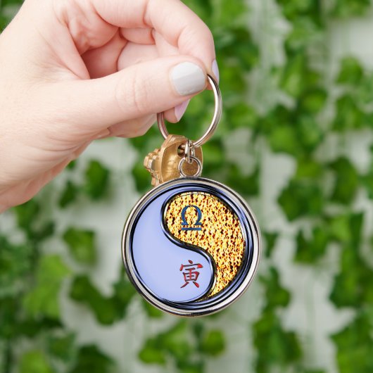 Weegschaal en Fire Tiger Sleutelhanger (Hand)