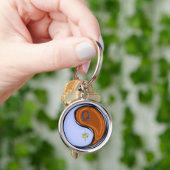 Weegschaal en houten aap sleutelhanger (Hand)