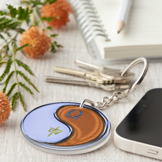 Weegschaal en houten aap sleutelhanger (Voorkant Rechts)