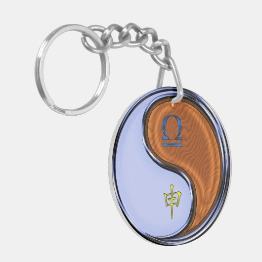 Weegschaal en houten aap sleutelhanger (Voorkant Links)