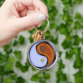 Weegschaal en houten aap sleutelhanger (Hand)