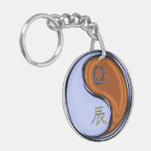 Weegschaal en houten draak sleutelhanger (Voorkant Links)