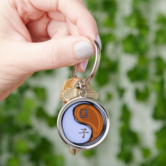 Weegschaal en houten rat sleutelhanger (Hand)