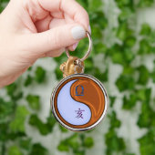 Weegschaal en houten zwijn sleutelhanger (Hand)