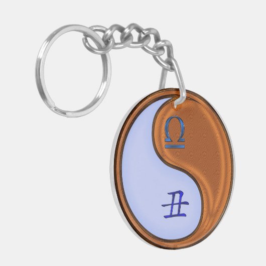 Weegschaal & Houtos Sleutelhanger (Voorkant Links)