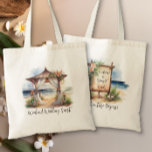 Weekend Beach Wedding Gepersonaliseerd Welkom Tote Bag<br><div class="desc">Strand thema gepersonaliseerde weekend bruiloft welkom canvas tas voor de gasten. Dit charmante ontwerp is voorzien van een waterverf van een houten huwelijksceremonie pagode, op een strand aan de oceaan, gedrapeerd met voiles en tropische bloemen. Aan de andere kant is er een rustiek boho welkomstbord dat u ook kunt personaliseren....</div>