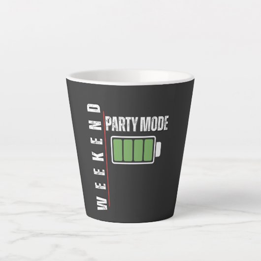 Weekend Modus Feest – Grafisch ontwerp volle batte Latte Mok (Voorkant)