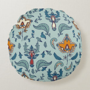 Weelderig bloempatroon op een lichtblauwe achtergr rond kussen