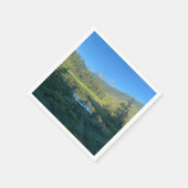 Weelderig bos met berg en meer servet (Hoek)