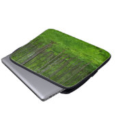 Weelderig groen boslandschapscene laptop sleeve (Voorkant onderkant)