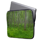 Weelderig groen boslandschapscene laptop sleeve (Voorkant Links)