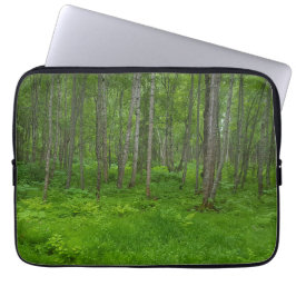 Weelderig groen boslandschapscene laptop sleeve