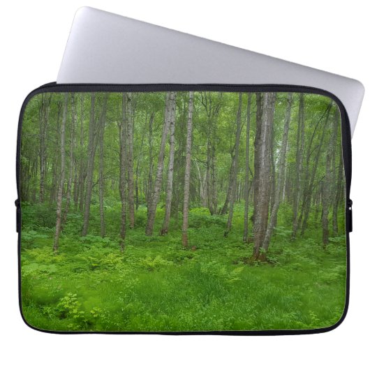 Weelderig groen boslandschapscene laptop sleeve (Voorkant)