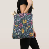 Weelderige bloemen en wijnstokken - Forest Floor Tote Bag (Dichtbij)