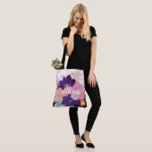 weelderige bloemensymfonie tote bag (Op model)