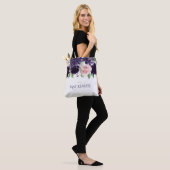 weelderige bloesems | Paarse en Roze Boeket Custom Tote Bag (Op model)