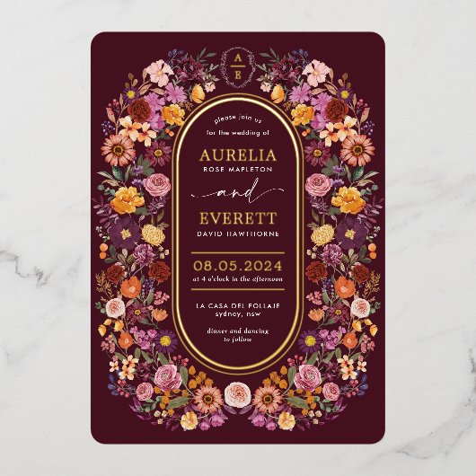 Weelderige Bourgondische Wildflowers Monogram Cres Folie Uitnodiging (Voorkant)