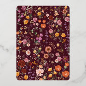 Weelderige Bourgondische Wildflowers Monogram Cres Folie Uitnodiging (Achterkant)