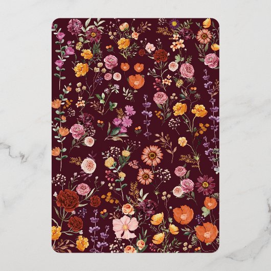 Weelderige Bourgondische Wildflowers Monogram Cres Folie Uitnodiging (Achterkant)