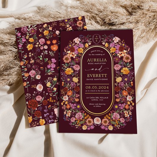 Weelderige Bourgondische Wildflowers Monogram Cres Folie Uitnodiging