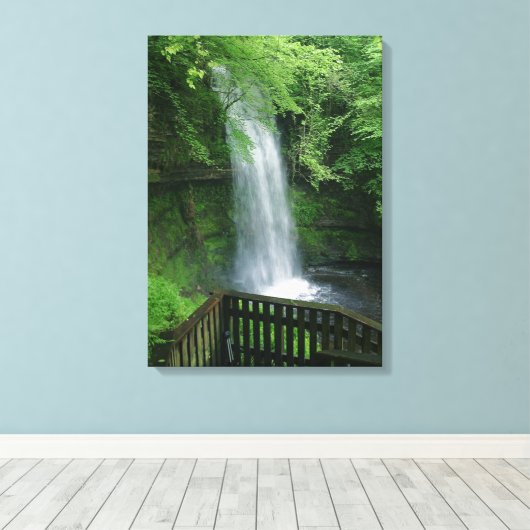 Weelderige groene tropische waterval Wall Art Canvas Afdruk (Insitu (Houten vloer))