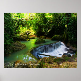 Weelderige groene waterval reisbestemming Indonesi Poster
