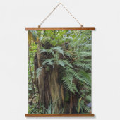 Weelderige varens die op een boomstronk groeien hangend wandkleed (Voorkant)