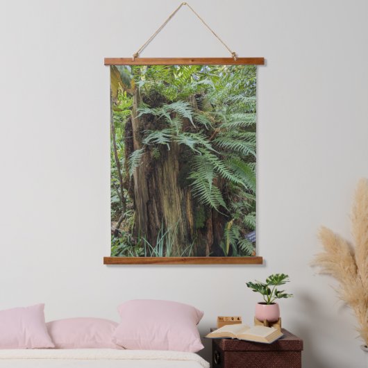 Weelderige varens die op een boomstronk groeien hangend wandkleed (Slaapkamer)