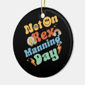 Weemens niet op Rex Manning Day Groovy Cute Text F Keramisch Ornament (Links)