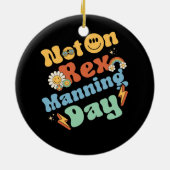 Weemens niet op Rex Manning Day Groovy Cute Text F Keramisch Ornament (Achterkant)