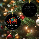 Weer een plot twist | Grappig 2024 Dumpster Fire Keramisch Ornament<br><div class="desc">Breng wat humor naar je vakantieseizoen met dit hilarische 2024 Dumpster Fire Christmas-ornament. Perfect voor degenen die van een beetje sarcasme houden en kunnen lachen om de wilde rit dit jaar is geweest, dit ornament heeft een vlammende vuilcontainer en de zin "2024: Another Plot Twist." Of je het nu cadeau...</div>