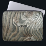 Weer oude houten breintextuur laptop sleeve<br><div class="desc">Koel afbeelding van oud weershout met wilhouthout in grijze groene tonnen Aangepast monogram</div>