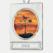 Weer Vane op zonsondergang Verzilverd Banner Ornament (Links)