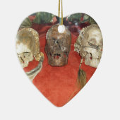 Weergave van gekrompen hoofden keramisch ornament (Rechts)