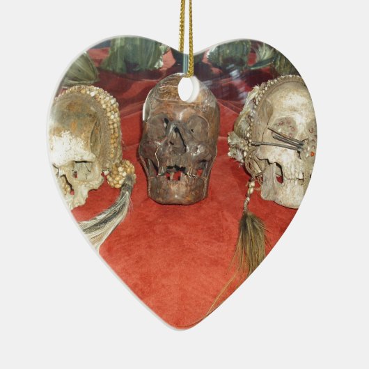 Weergave van gekrompen hoofden keramisch ornament (Rechts)