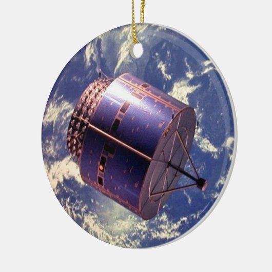 Weersatellietmodel in de ruimte keramisch ornament (Links)
