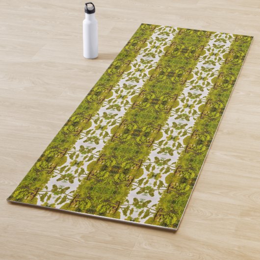 Weerspiegeling van bomen in een vijverpatroon yogamat (In situ)