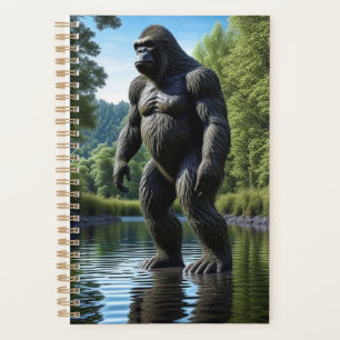 Weerspiegeling van gespierde Bigfoot in water Planner