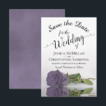 Weerspiegeling van Paars Roos Romantic Wedding Save The Date<br><div class="desc">Deze bruiloft Save the Date-kaart is romantisch, elegant, stijlvol en mooi. Het is voorzien van een foto van één enkel lang gesteenteld stoffig paars of lavender gekleurd roos dat in een waterdepot met golven en rimpels reflecteert. De tekst is een fancy manuscriptkalligrafie op een witte achtergrond. De achterkant heeft een...</div>