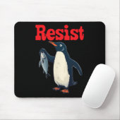Weersta Penguin Holding Fish Protest Grappig Grafi Muismat (Met muis)