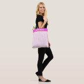 Weerstaan in roze herhaling tote bag (Op model)