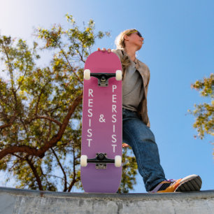 Weerstaan & Volhouden vetgedrukte tekst roze naar Persoonlijk Skateboard
