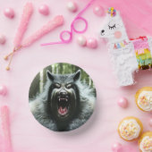 Weerwolf die de hele dorp papieren schalen at papieren kommen (Feest)