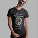Weerwolf Volle Maan Menselijk Kostuum Halloween T-shirt<br><div class="desc">Dit ontwerp kan op het gebied worden gepersonaliseerd dat door de foto en/of tekst te veranderen wordt verstrekt. Of het kan worden aangepast door de klik te kiezen om verdere optie aan te passen en de kleur van de achtergrond te schrappen of te veranderen, tekst toe te voegen, de tekstkleur...</div>